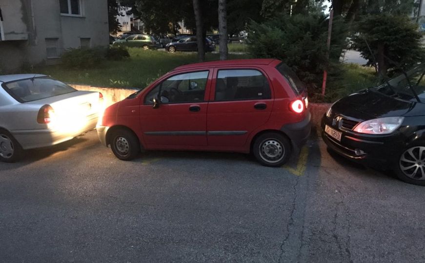 Urnebesna situacija na parkingu u Hrvatskoj: 'Plaćam 100 eura ko mi isparkira automobil'