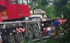 Teška nesreća kod Doboja: Kamionom sletio sa nadvožnjaka na prugu