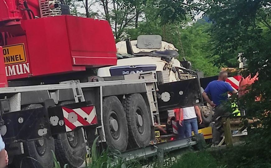 Teška nesreća kod Doboja: Kamionom sletio sa nadvožnjaka na prugu
