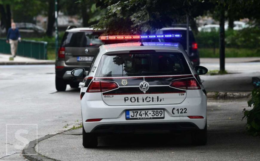Vatra 'progutala' automobil u Sarajevu: Policija i vatrogasci na terenu