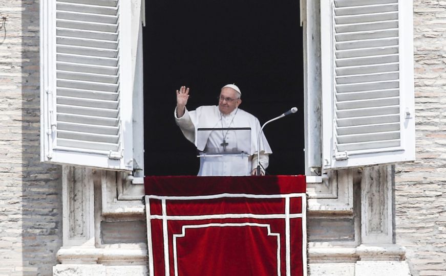 Papa Franjo nakon operacije održao govor na Trgu Svetog Petra