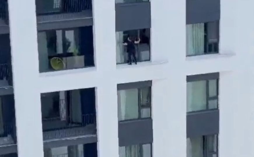 Twitterom kruži snimak iz regiona: Žena čistila prozore s vanjske strane zgrade na 10. spratu