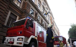Još uvijek traje borba sarajevskih vatrogasaca sa vatrenom stihijom: Na terenu osam vozila