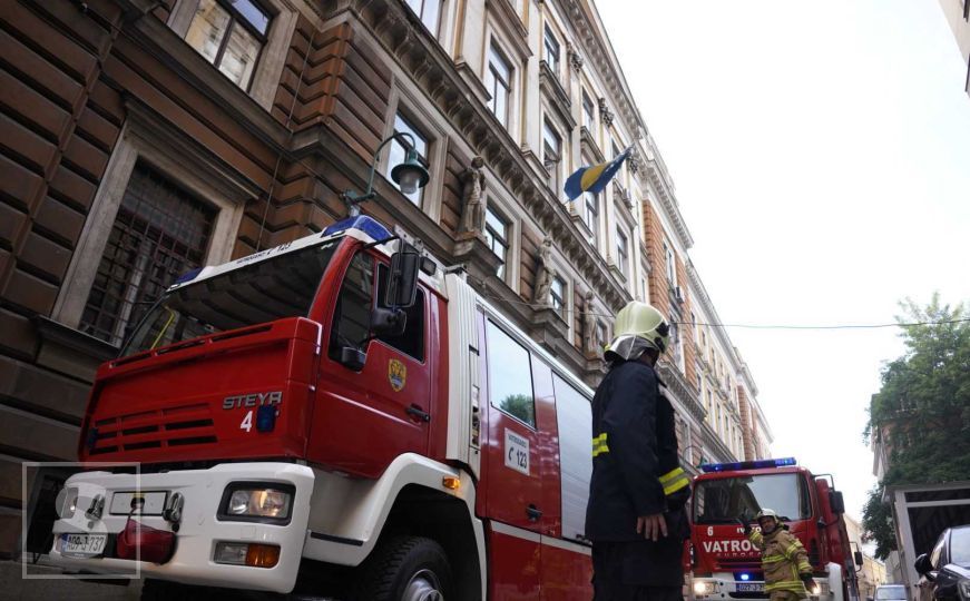 Još uvijek traje borba sarajevskih vatrogasaca sa vatrenom stihijom: Na terenu osam vozila