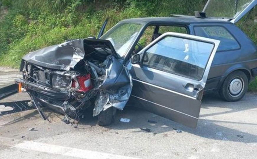 Teška nesreća kod Kiseljaka: Automobil smrskan, povrijeđena jedna osoba