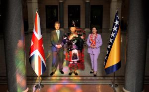 Sarajevo: U Vijećnici odzvanjali zvuci gajdi u čast rođendana britanskog kralja Charlesa III