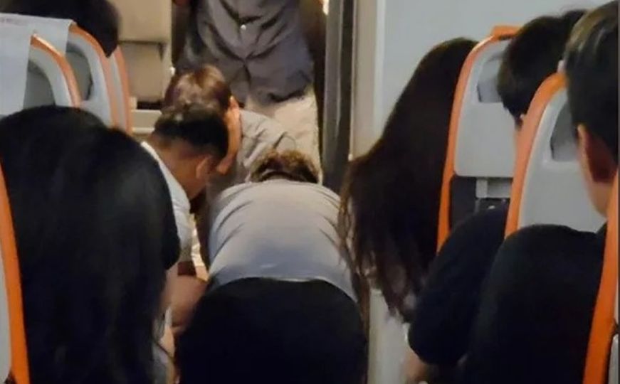 Drama u avionu: Muškarac pokušao otvoriti vrata usred leta, zavezali ga do slijetanja u Seul