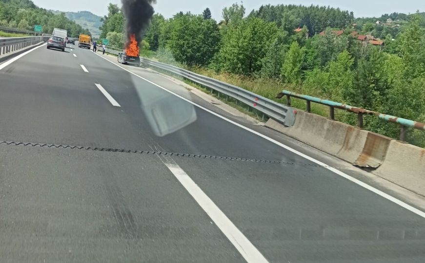 Požar u blizini Sarajeva: Automobil u plamenu na autoputu