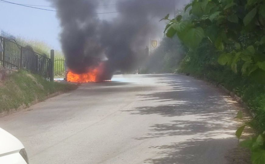 Požar u blizini Zenice: Izgorio automobil, na terenu i policija