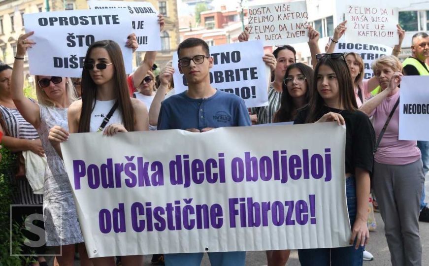U Sarajevu održan protest roditelja djece: "Hoćemo lijek za naše bolesne mališane"