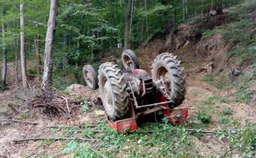 Nesreća u Doboju: Sin vozio traktor i sletio sa kolovoza, otac teško povrijeđen