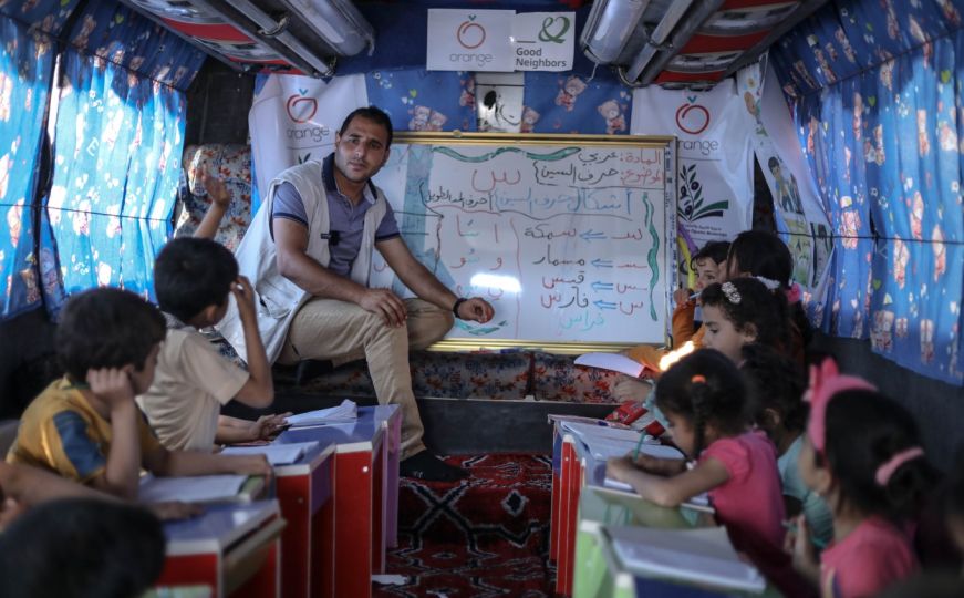 Djeca, žrtve zemljotresa u Siriji nastavljaju školovanje u - autobusima