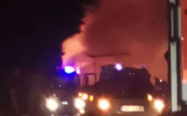 Veliki požar na magistrali kod Semizovca: Gori prikolica kamiona