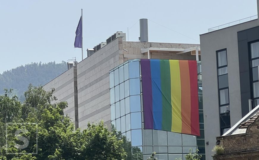 Zastava duginih boja zavijorila se na zgradi Delegacije Evropske unije u Sarajevu