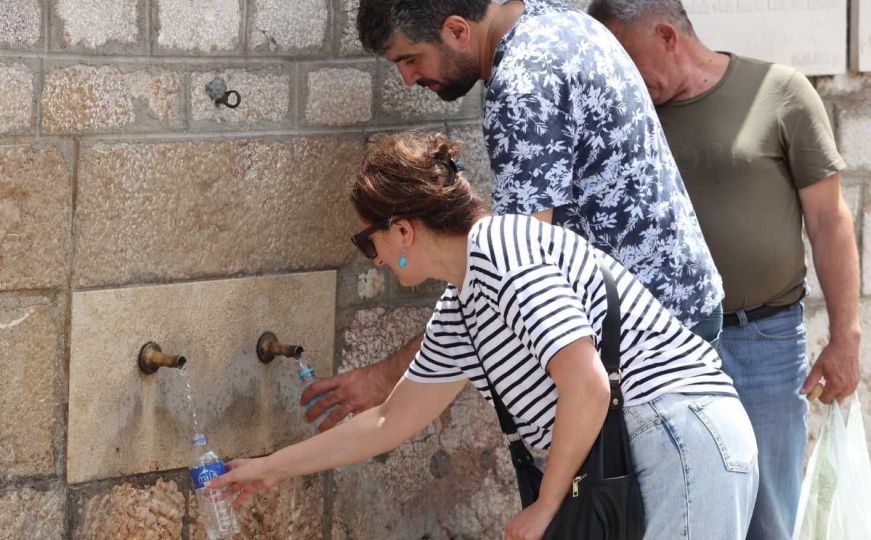 Spas od ljetnih vrućina: Sarajlije i turisti pronašli osvježenje u centru grada