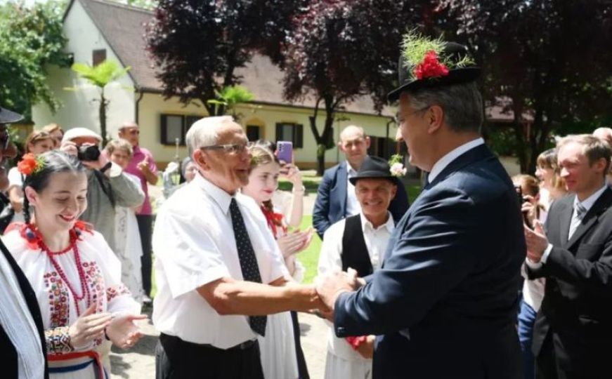 Plenković stigao u Srbiju, odmah mu na glavu stavili šeširić s cvijećem