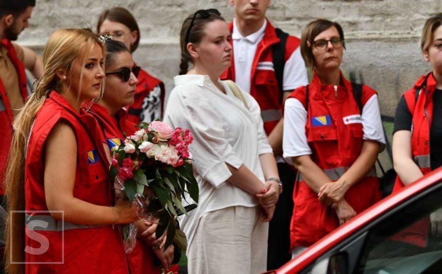 Suze i cvijeće na mjestu pogibije mladih doktorica: Volonteri Crvenog križa odaju počast Almi Suljić