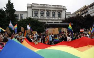 UŽIVO/ Četvrta Bh. povorka ponosa stigla do Narodnog pozorišta, završena šetnja za prava LGBT osoba
