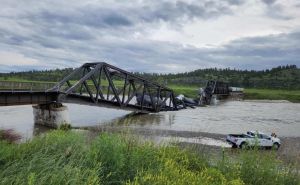 Ekološka katastrofa u SAD-u: Urušio se most tokom prelaska voza, iscurili toksični materijali