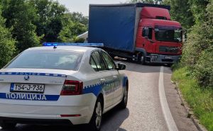 Problem na putu Trebinje-Ljubinje: Prevrnula se prikolica kamiona, saobraćaj obustavljen