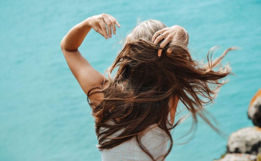 Mnogi rade pogrešno: Evo zašto ne trebate sušiti kosu bez fena tokom ljetnih mjeseci