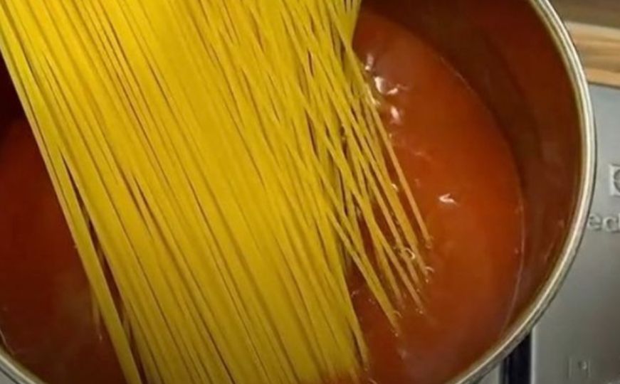TikTokerica pokazala kako se spremaju špagete, pa izazvala lavinu komentara: 'Ne kuhaju se u vodi'
