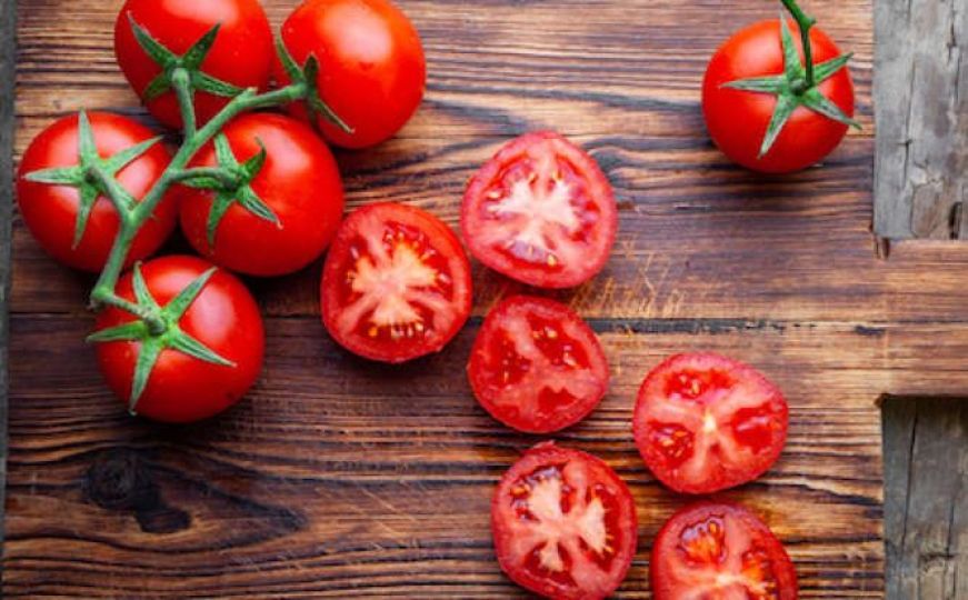 Ljetna namirnica: Evo kako možete sačuvati domaći ili kupovni paradajaz