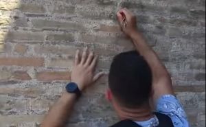 Ivan se potpisivao na kamene zidove Koloseuma. Prijeti mu kazna 20.000 eura zbog ove gluposti