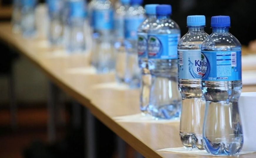 Riječ stručnjaka: Znate li šta će vam se desiti u 15 minuta ako pijete vodu iz plastične boce?