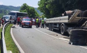 Stravična nesreća kod Maglaja: Jedna osoba poginula, četvero povrijeđeno