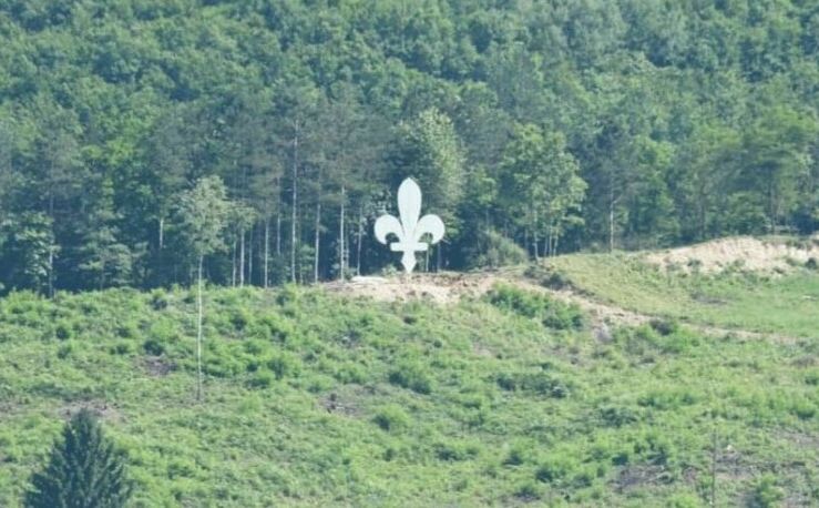 Grad heroja: Na uzvišenju iznad Goražda postavljena konstrukcija ljiljana visine deset metara