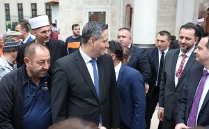 Banja Luka: Mnogobrojni vjernici klanjali bajram-namaz, s njima bio i Denis Bećirović