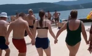 Zaigrali kolo na plaži u Neumu: Došla policija i prekinula im zabavu, objavljen snimak