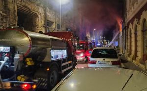 Ponoćna drama u Mostaru: Buknuo požar u nekadašnjoj buregdžinici, vatra gutala sve pred sobom