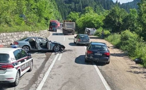 Teška nesreća na putu Sarajevo - Olovo: Povrijeđeno pet osoba
