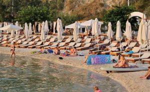 Prazne lježaljke na poznatoj plaži u Hrvatskoj: "Ima gostiju, ali cijena..."