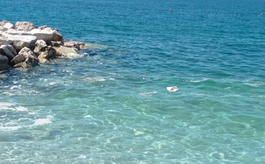 Žena ostala zatečena prizorom na hrvatskoj plaži: Pogledajte šta 'pluta' u moru