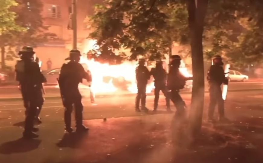 Neredi u Francuskoj: Demonstranti koriste raznu pirotehniku u napadima na policiju