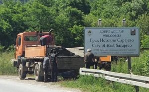 Postavljena tabla "Grad 157.000 Srba koji su morali napustiti Sarajevo", reagirala Benjamina Karić