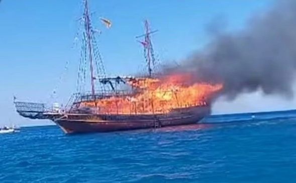 Vatra progutala drveni turistički brod: 'Svi smo skočili u more i za minutu sve je bilo u plamenu'