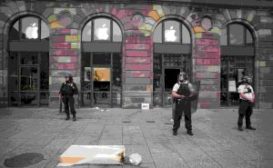 Neredi u Francuskoj: Usred dana u Strasbourgu opljačkana prodavnica Applea