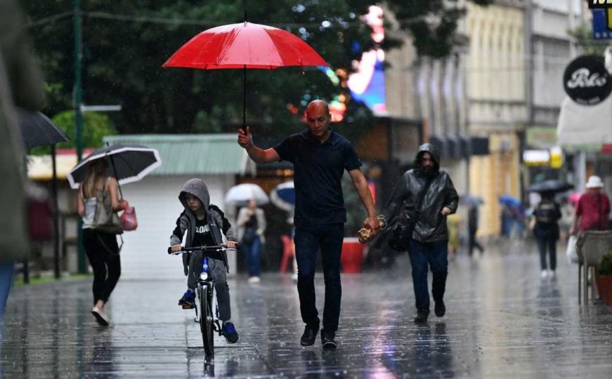Kišna subota u Sarajevu: Građani u žurbi sa jaknama i kišobranima