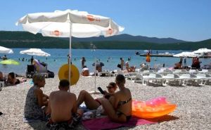 U Neumu odmaraju i građani Hrvatske jer je i za njih ljetovanje kod kuće preskupo