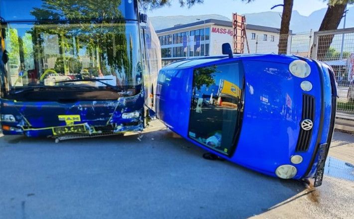 Izbjegnuta tragedija kod Mostara: Autobus sletio s ceste, udario u parkirana vozila pa probio ogradu