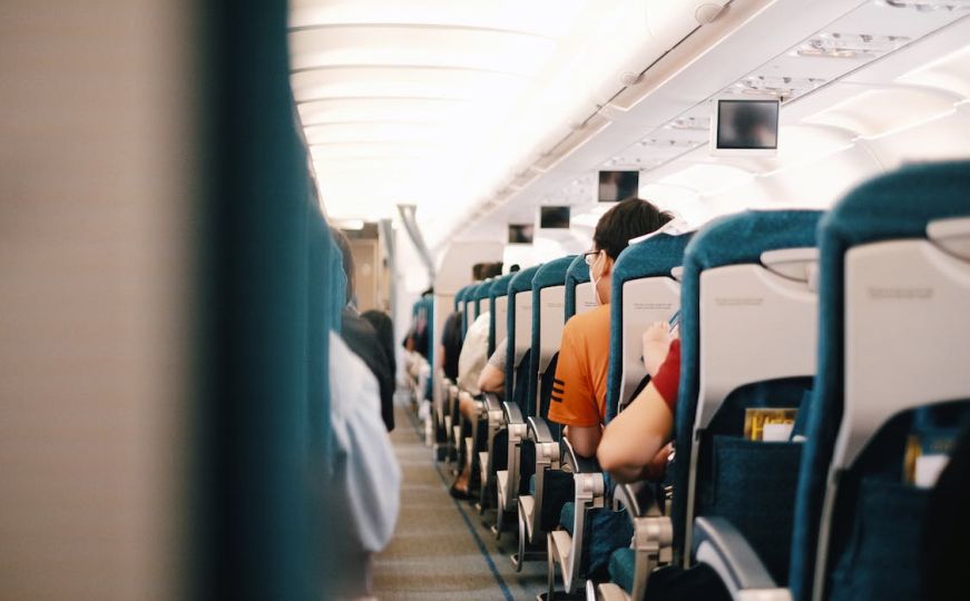 Stjuardesa otkrila: 'Ovaj trik vam može obezbijediti premještaj u bolju klasu u avionu'