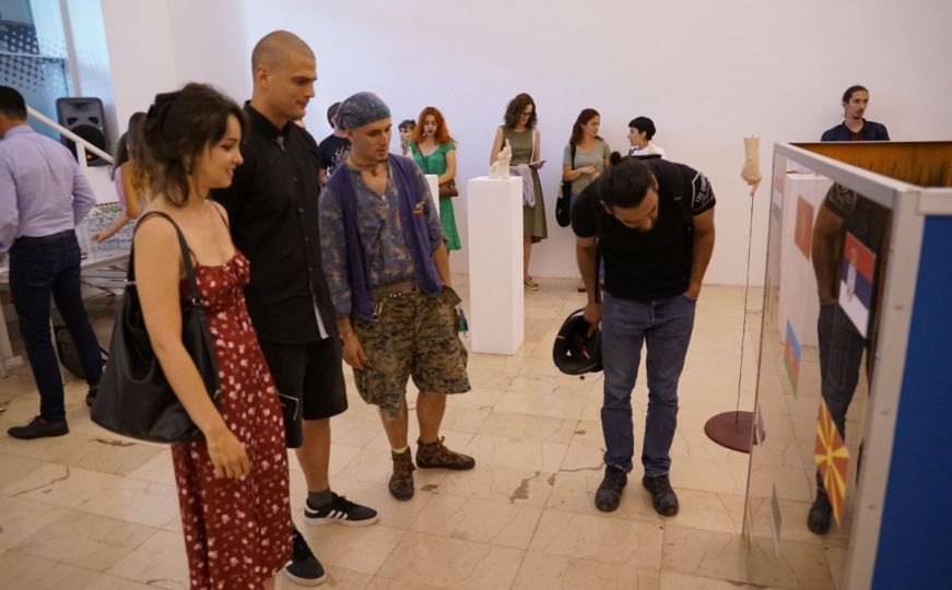 U Galeriji ALU otvorena izložba 'Besmisao rata': 'Vidimo kako ljudi ginu i ostavljamo lajkove'