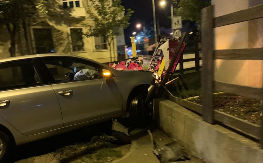 Nesreća u Bijeljini: Pijan vozilom udario u ogradu ispred Policijske stanice