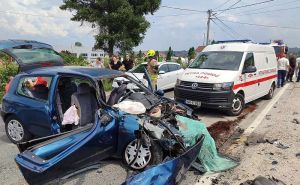 Žestok sudar dva automobila i radne mašine u Rakovici: U smrskanim vozilima četvero povrijeđenih