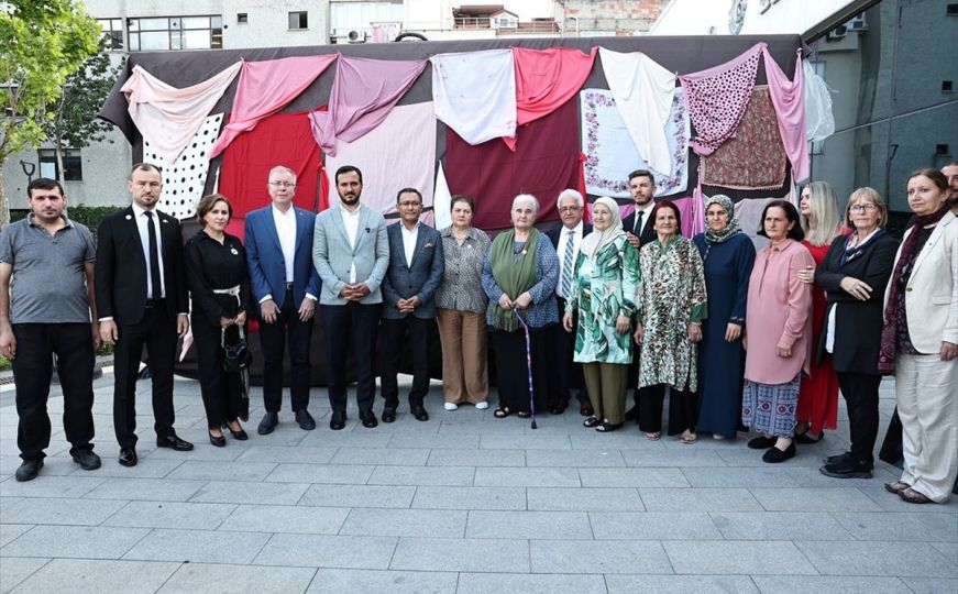 Umjetnička instalacija 'Majčina marama': U Istanbulu odata počast žrtvama genocida u Srebrenici