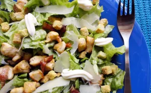 Brzi ručak: Neodoljiva Cezar salata kao idealan obrok u toplim danima